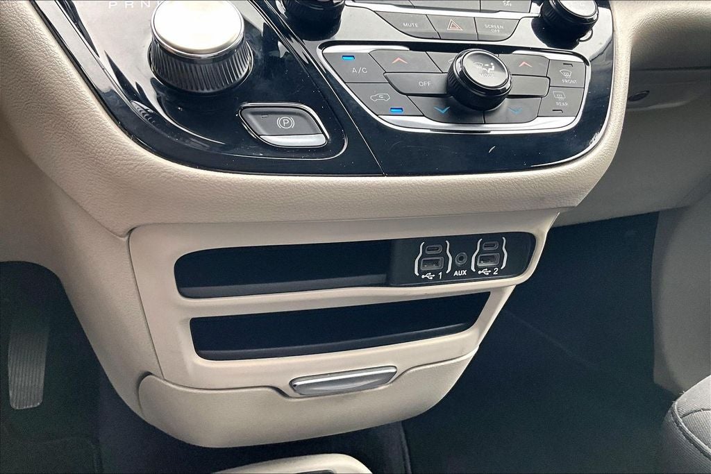 2023 Chrysler Voyager LX
