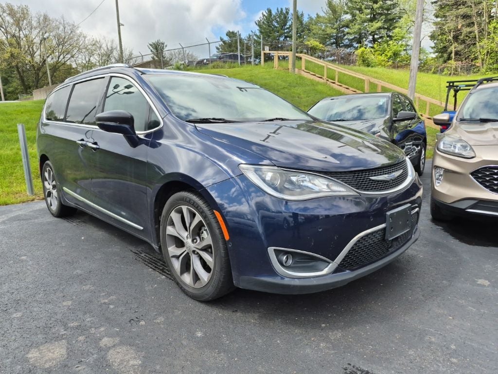 2018 Chrysler Pacifica Limited's photo