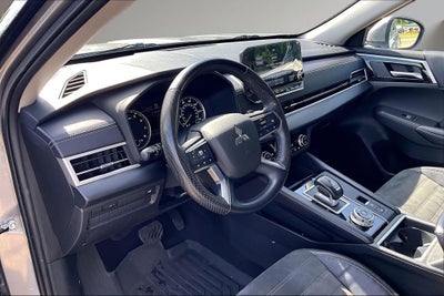 2023 Mitsubishi Outlander SE