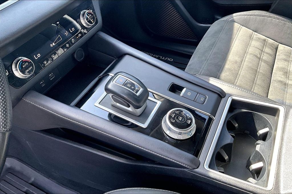 2023 Mitsubishi Outlander SE