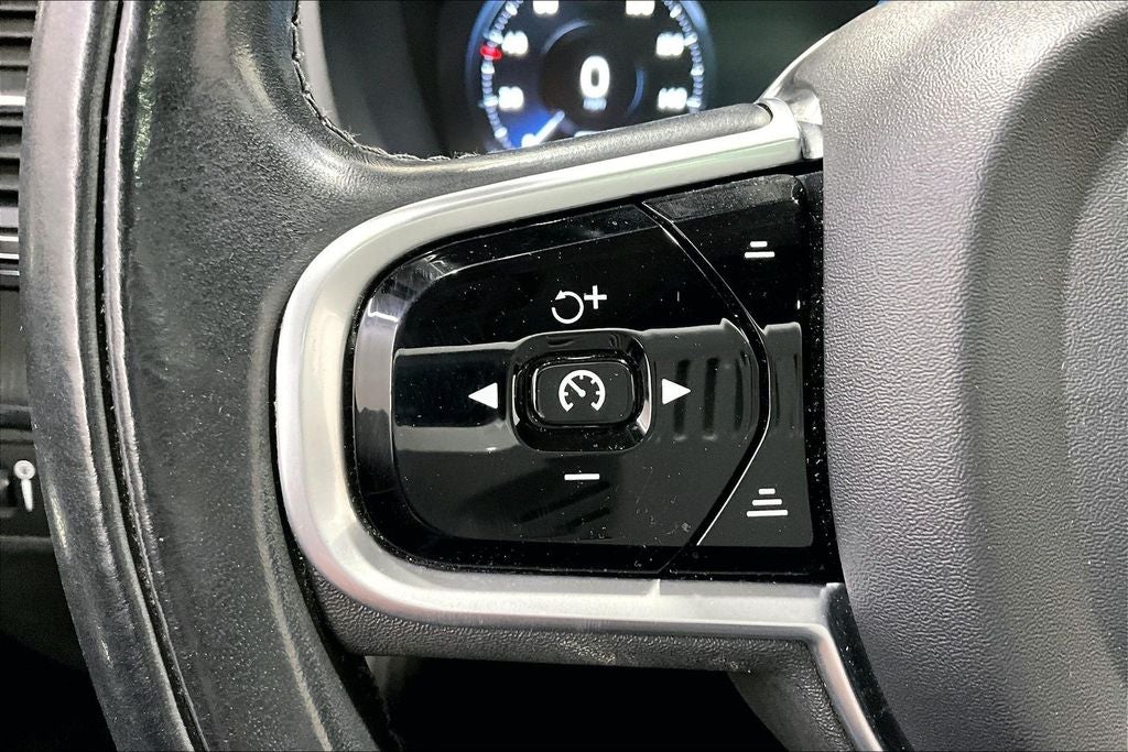 2020 Volvo XC90 T6 Momentum