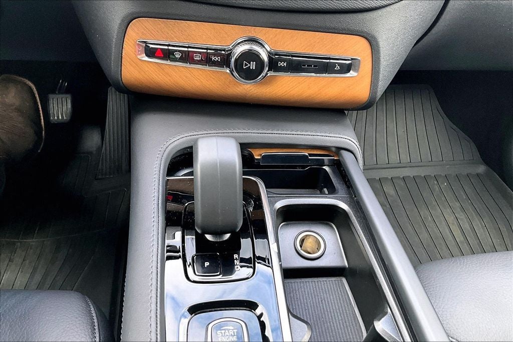 2024 Volvo XC90 B5 Plus