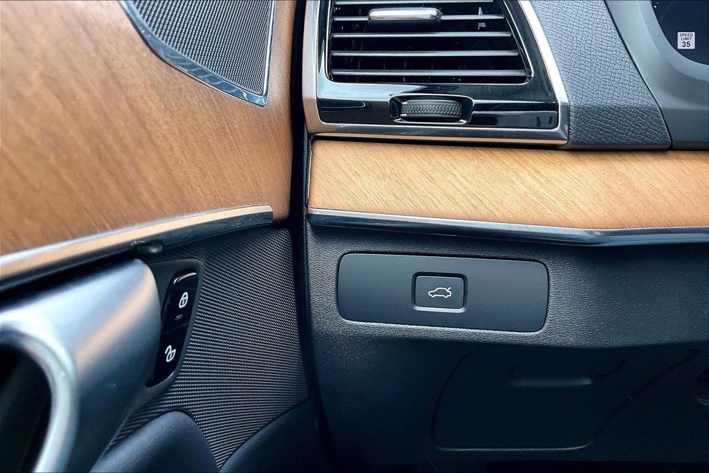 2024 Volvo XC90 B5 Plus