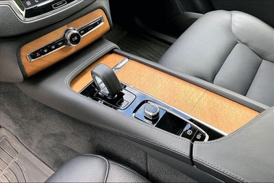2024 Volvo XC90 B5 Plus