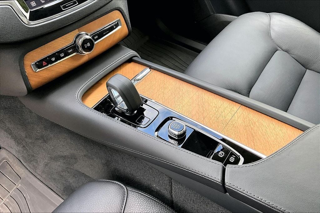 2024 Volvo XC90 B5 Plus