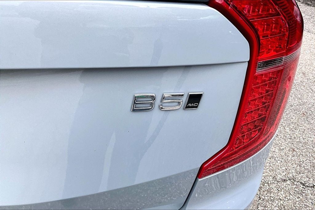 2024 Volvo XC90 B5 Plus