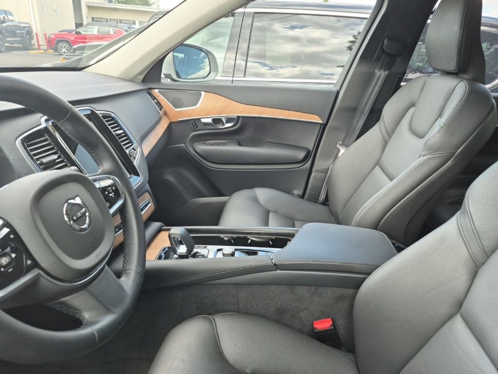 2024 Volvo XC90 B5 Plus