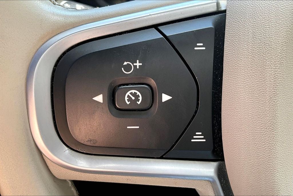 2022 Volvo XC60 B5 Momentum