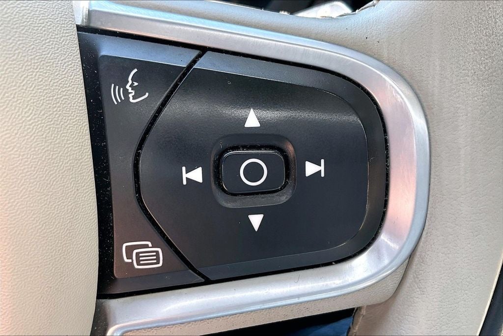 2022 Volvo XC60 B5 Momentum