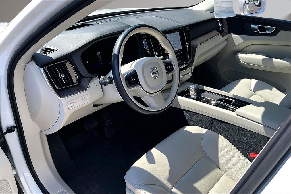 2022 Volvo XC60 B5 Momentum