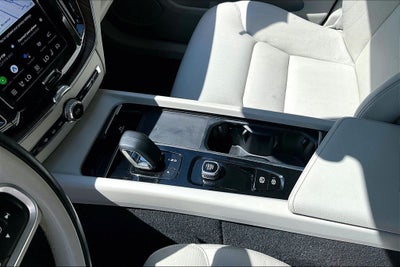 2022 Volvo XC60 B5 Momentum