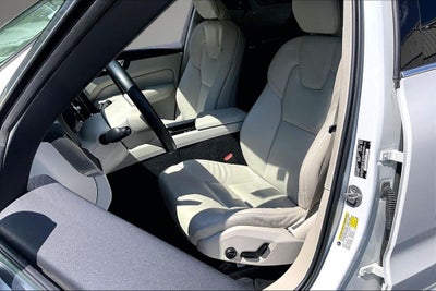 2022 Volvo XC60 B5 Momentum
