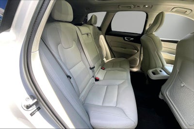 2022 Volvo XC60 B5 Momentum