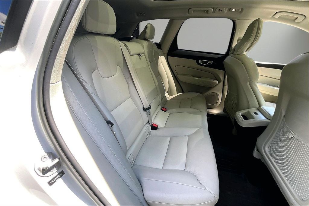 2022 Volvo XC60 B5 Momentum