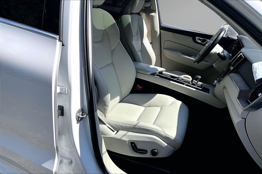 2022 Volvo XC60 B5 Momentum