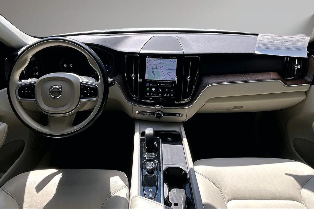 2022 Volvo XC60 B5 Momentum