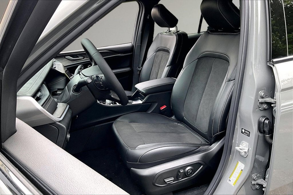 2027 Jeep Grand Cherokee Laredo Altitude