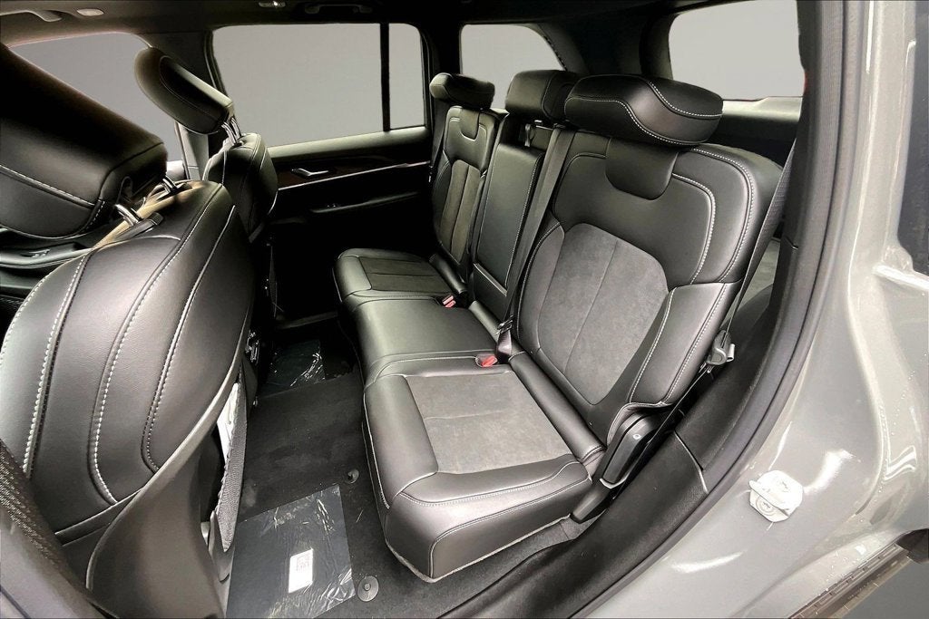 2027 Jeep Grand Cherokee Laredo Altitude