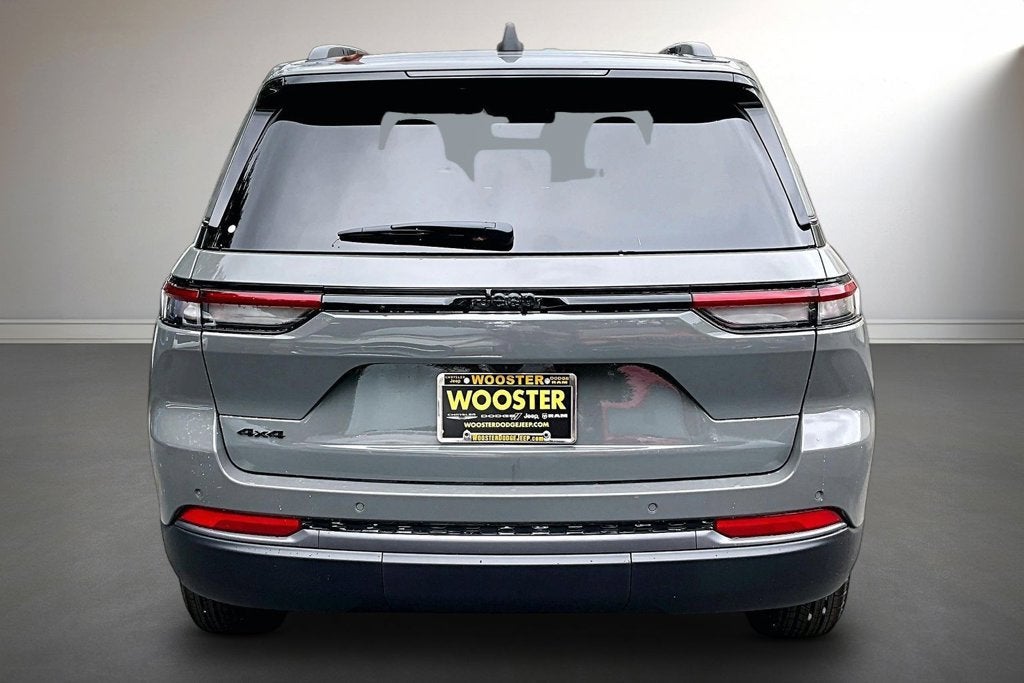 2027 Jeep Grand Cherokee Laredo Altitude