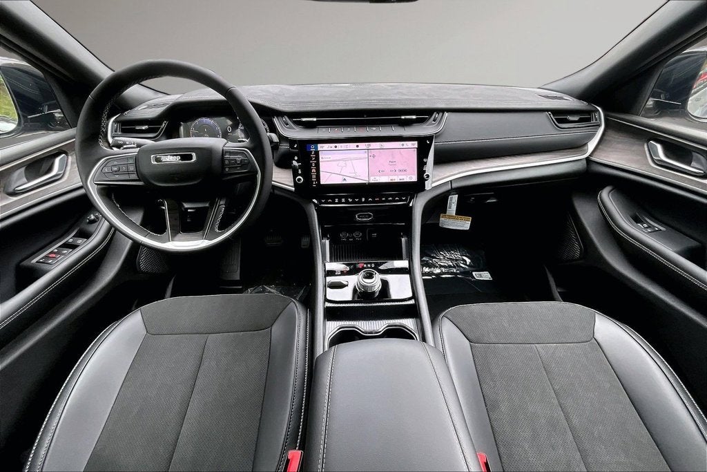 2027 Jeep Grand Cherokee Laredo Altitude