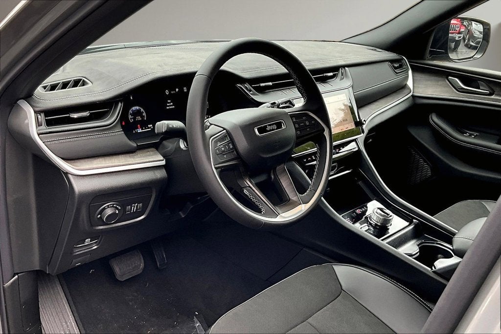 2027 Jeep Grand Cherokee Laredo Altitude