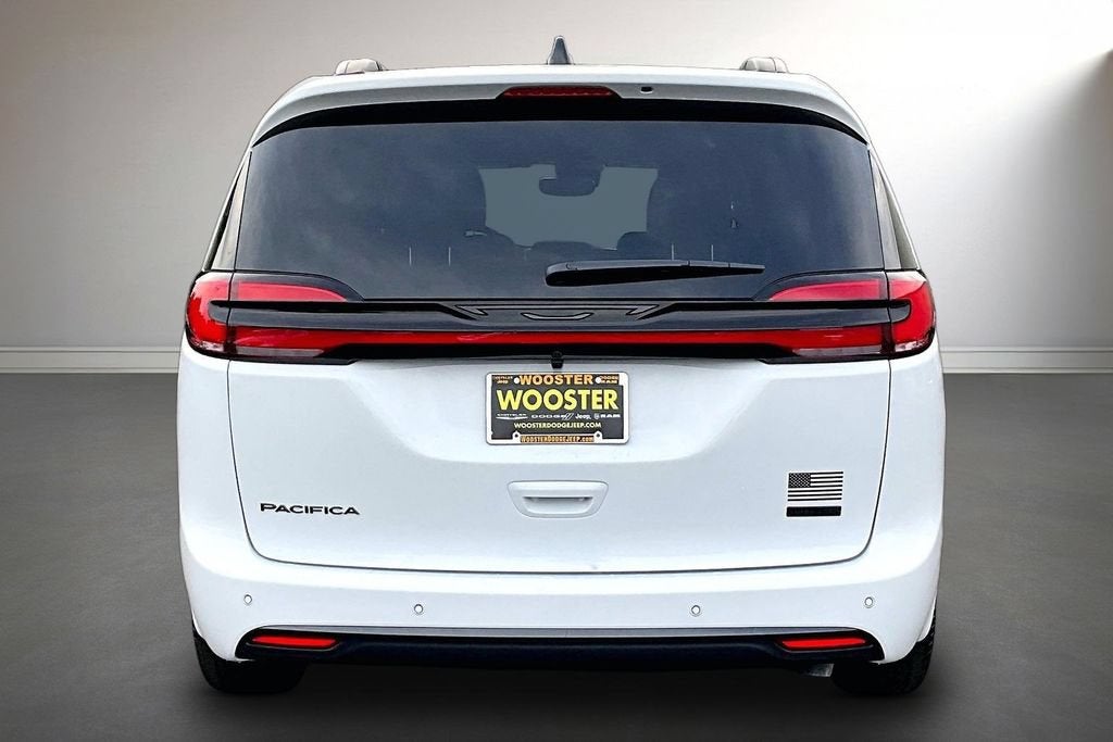2027 Chrysler Pacifica Select