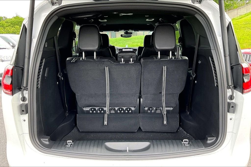 2027 Chrysler Pacifica Select