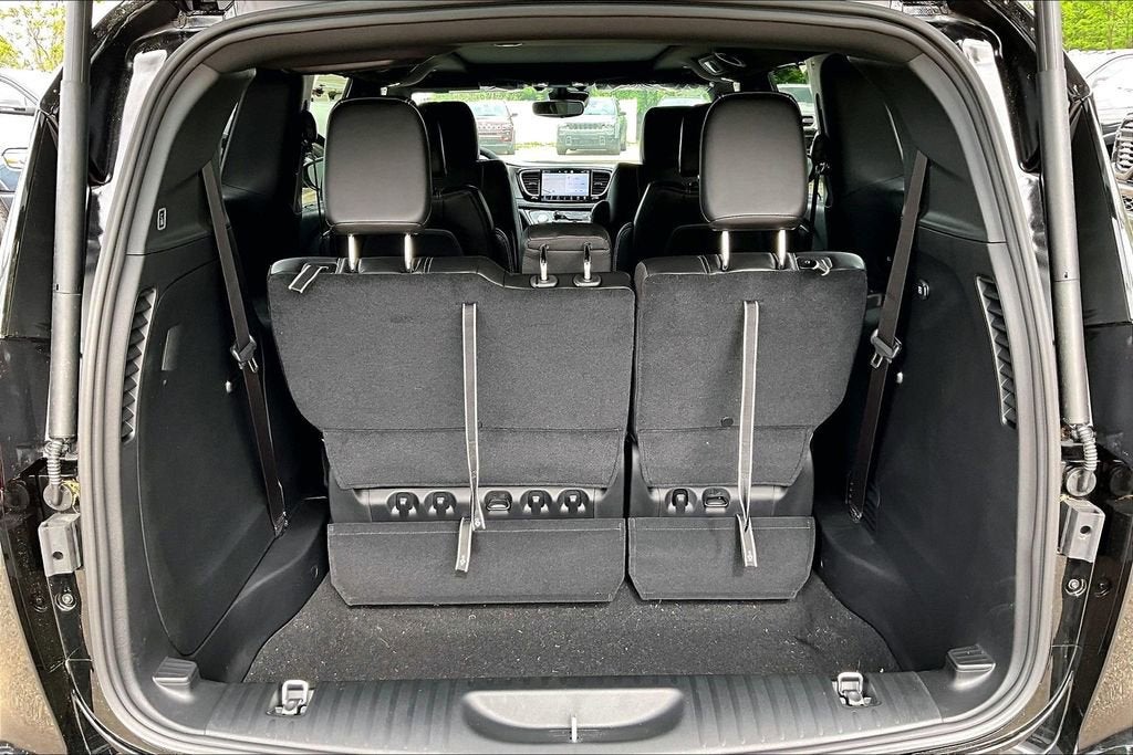 2027 Chrysler Pacifica Select