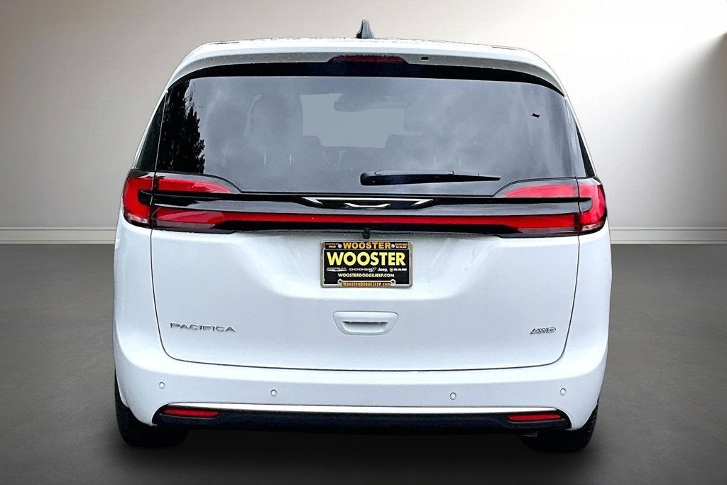2027 Chrysler Pacifica Select