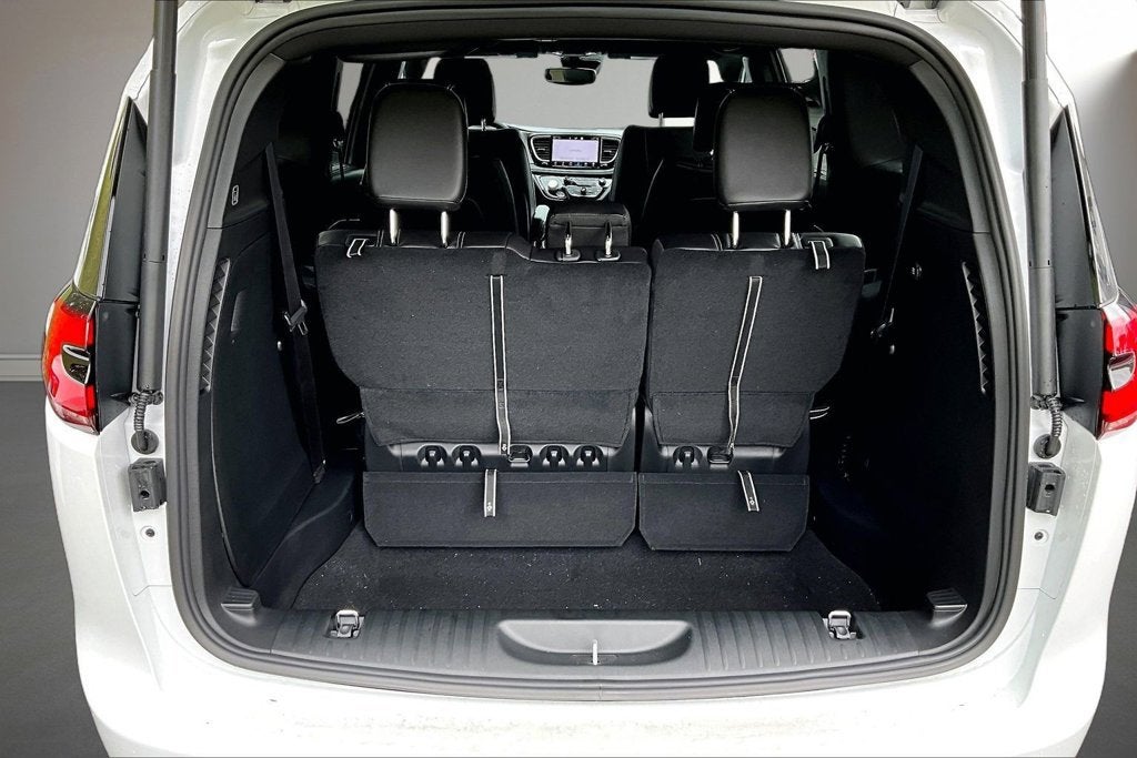 2027 Chrysler Pacifica Select